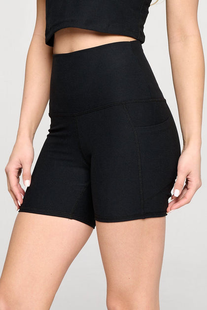 BLACK HIGH-WAISTED SHORTS WITH POCKETS